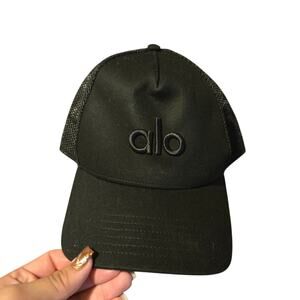 Alo Yoga District Trucker Hat in Black NEW